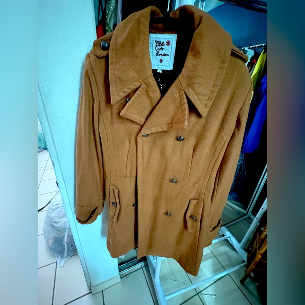NWT Luxury Men's Tan Double-Breasted Trench Coat. Size Large.